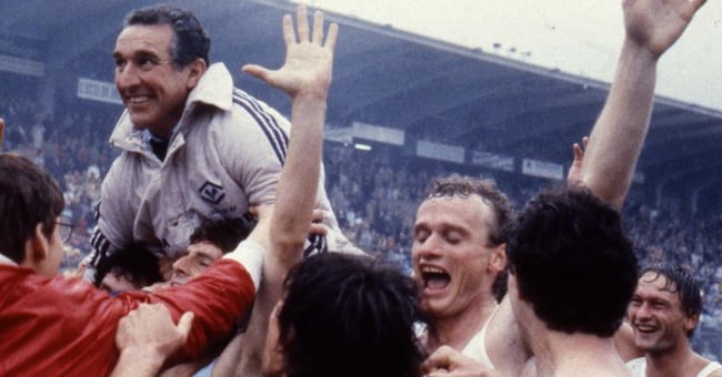 Osvaldo Bagnoli portato in trionfo dai giocatori del Verona dopo la conquista dello storico scudetto (Olycom) 