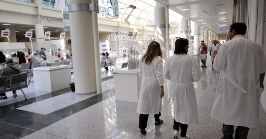 BLOCCO SUD DELL'OSPEDALE NIGUARDA, SPORTELLI PRENOTAZIONI, PAGAMENTO TICKET, ACCETTAZIONE, MEDICI DI SPALLE (Silvano Del Puppo, MILANO - 2010-09-14) p.s. la foto e' utilizzabile nel rispetto del contesto in cui e' stata scattata, e senza intento diffamatorio del decoro delle persone rappresentate