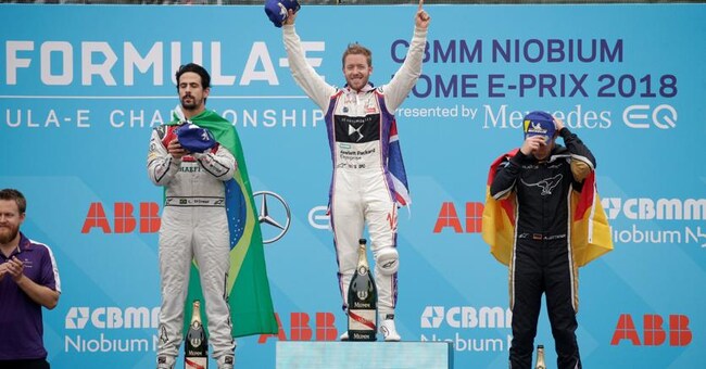  Sam Bird  della DS Virgin Racing sul podio,  con Lucas Di Grassi   di Audi Sport Abt Schaeffler  a sinistra, e Andre Lotterer  di Techeetah a destra. (Reuters) 