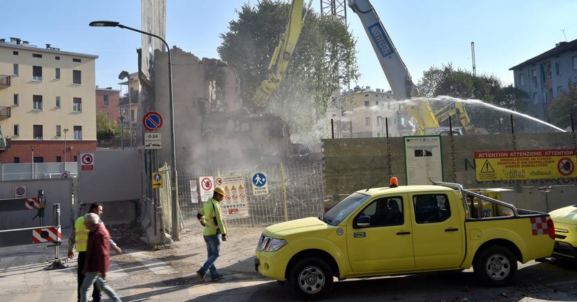 Lavori di riqualificazione in via Lorenteggio, a Milano (Fotogramma)