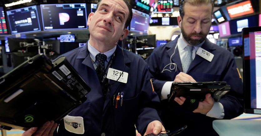 Trader sul floor della Borsa di New York (Ap)