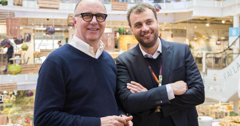 Il presidente esecutivo di Eataly, Andrea Guerra e l'ad Francesco Farinetti (Ansa)