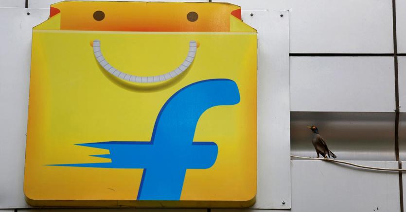 Un merlo vicino al logo di Flipkart, a Bangaluru, India (Reuters)