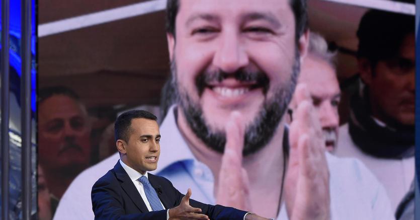 Luigi Di Maio e, sullo sfondo, Matteo Salvini (Ansa)
