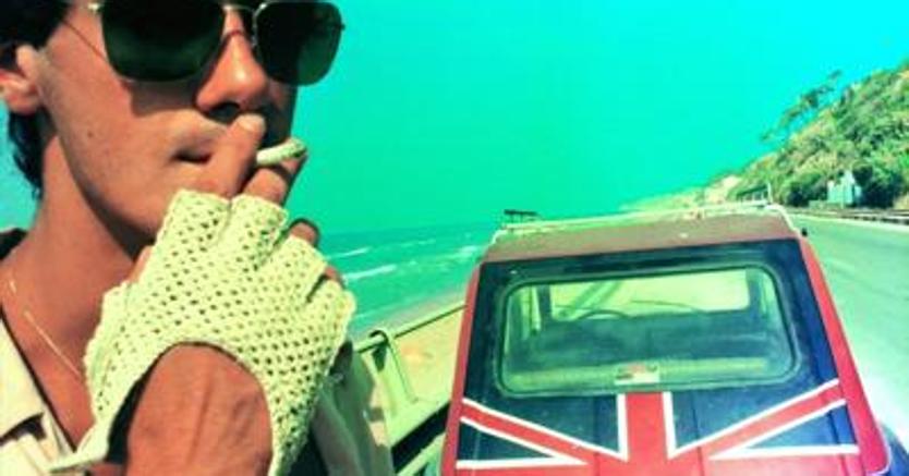 Andrea Pazienza nel 1981 sul lungomare di San Menaio, fotografato dall'amico Vanni Natola