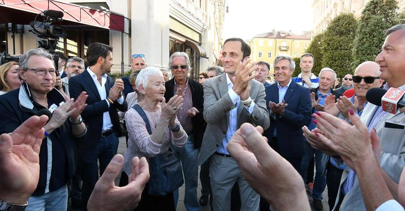 Il neogovernatore del Friuli Venezia Giulia Massimiliano Fedriga festeggia la vittoria con i sostenitori