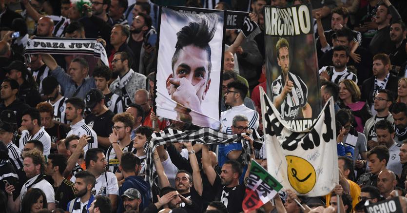 La tifoseria bianconera all’Olimpico per Roma-Juventus (Afp)