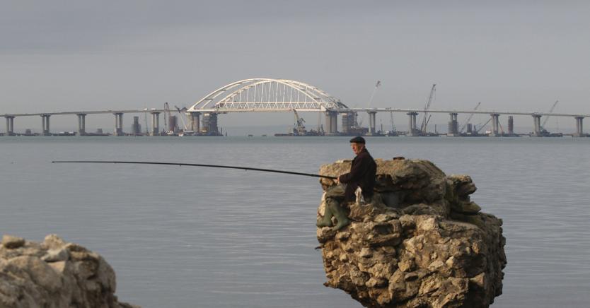 Il ponte che collega la Crimea alla costa russa del Mar Nero  diventato uno dei simboli del confronto tra la Russia e l’Occidente