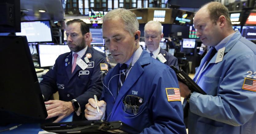 Trader al lavoro alla Borsa di New York(Ap)