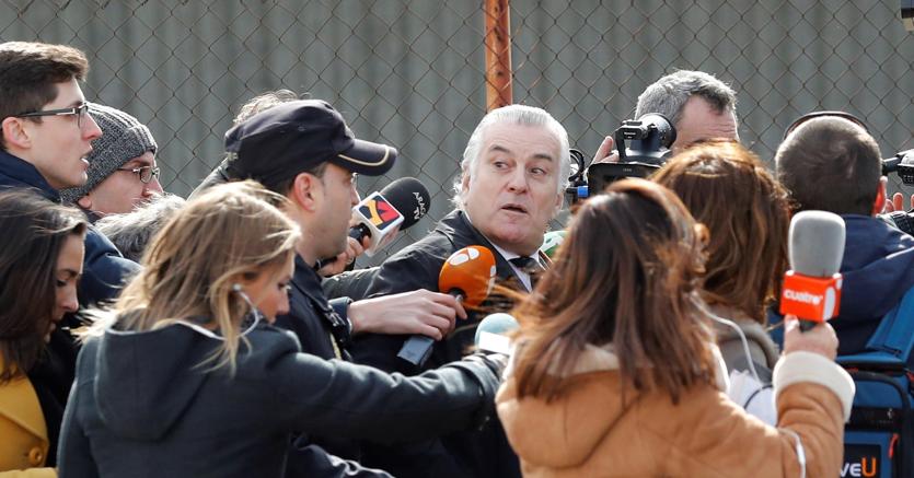 L’ex tesoriere del Partito popolare, Luis Barcenas, all’uscita dal tribunale di Madrid lo scorso febbraio