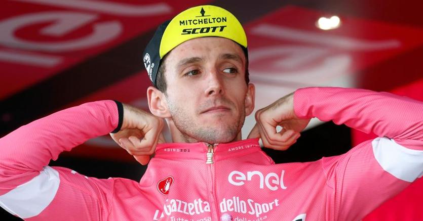 La maglia rosa Simon Yates perde terreno al Giro d’Italia (Afp)