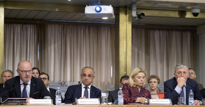 Un momento dell’incontro alla Farnesina sula tutela della proprietà intellettuale nei mercati internazionali. Da sinistra a destra: Paolo Bastianello (Confindustria), Michele Scannavini (Ice), Elisabella Belloni e Vincenzo de Luca del ministero degli Affari esteri. (Ansa)