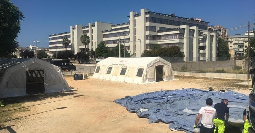 La tendopoli allestita all’esterno della sede pericolante del Tribunale penale e della Procura della Repubblica