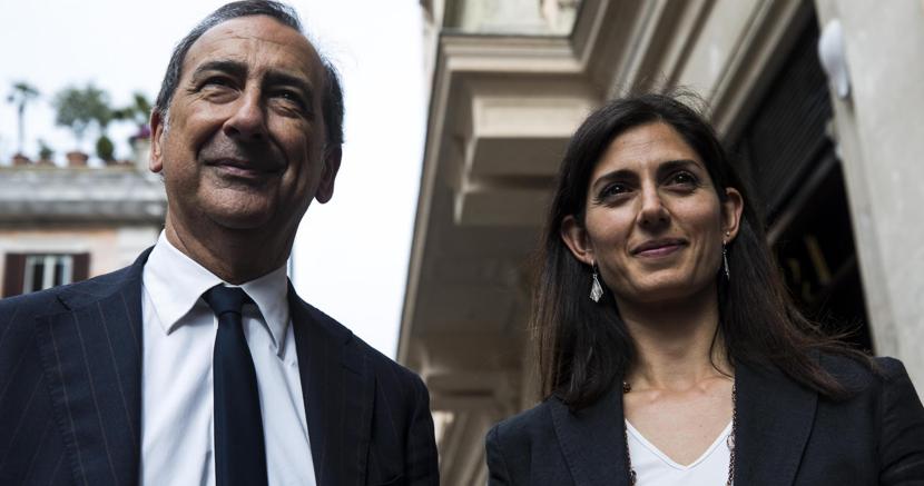 Il sindaco di Milano Beppe Salca con la collega di Roma Virginia Raggi (Ansa)