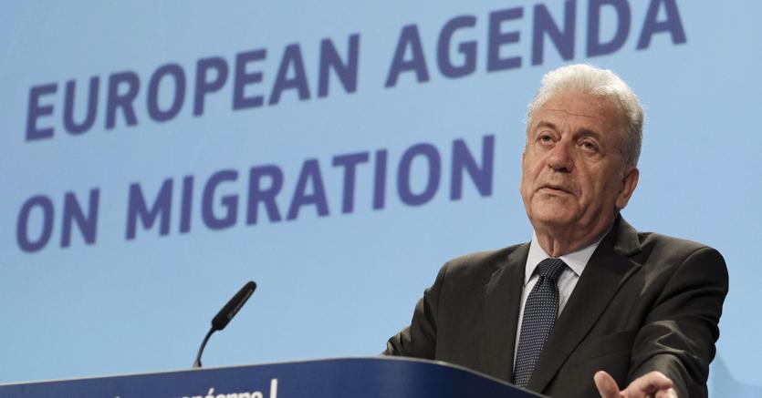 Il fronte euroscettico fa leva sulla gestione dei migranti per mettere in discussione Schengen e l’agenda europea. Nella foto il commissario per l’Immigrazione e gli affari interni Dimitris Avramopoulos - ANSA/OLIVIER HOSLET