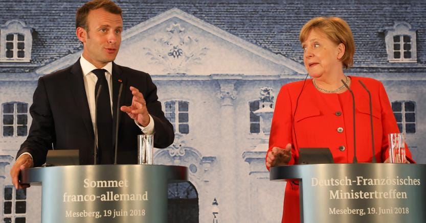Emmanuel Macron con Angela Merkel al vertice di Meseberg del 19 giugno scorso (Afp)