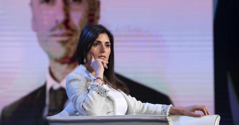 La sindaca di Roma Virginia Raggi. Sullo sfondo il superconsulente Luca Lanzalone
