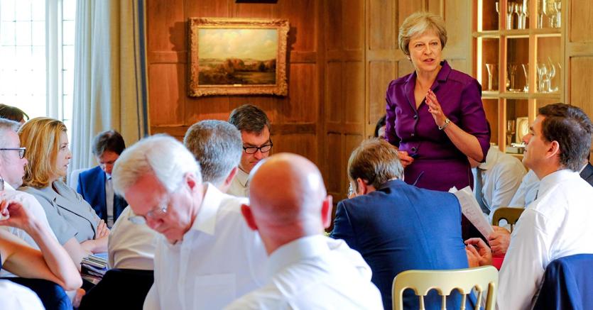 Theresa May in un incontro con il suo gabinetto per discutere di Brexit nella sua residenza di campagna a Aylesbury, Inghilterra sud-orientale - Epa
