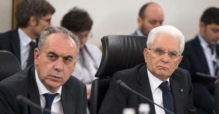 Il presidente della Repubblica Sergio Mattarella (D) con il vicepresidente del Csm Giovanni Legnini (S) durante l’assemblea plenaria del Consiglio superiore della magistratura (foto Ansa)