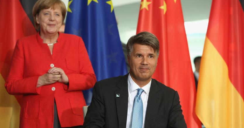 Angela Merkel con il membro del board esecutivo di Bmw Harald Krueger (Epa)