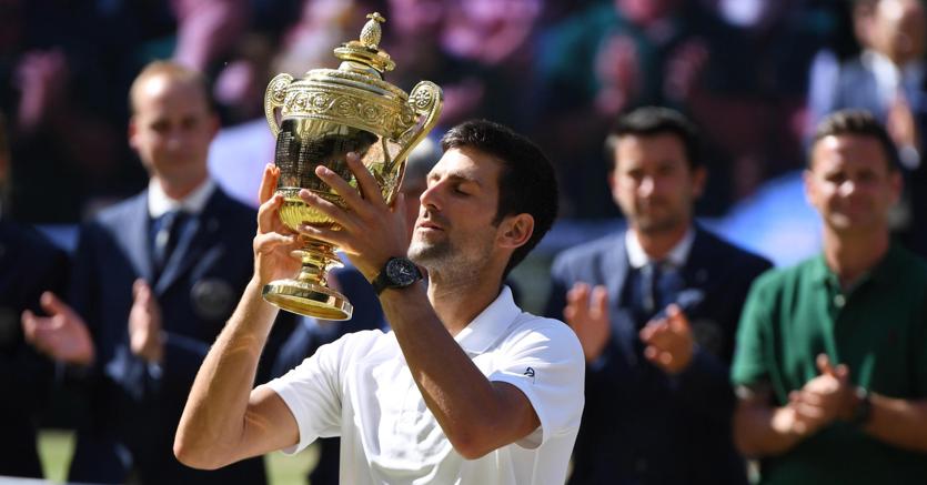 Novak Djokovic alza il trofeo di Wimbledon dopo aver sconfitto il sudafricano Kevin Anderson (Epa)