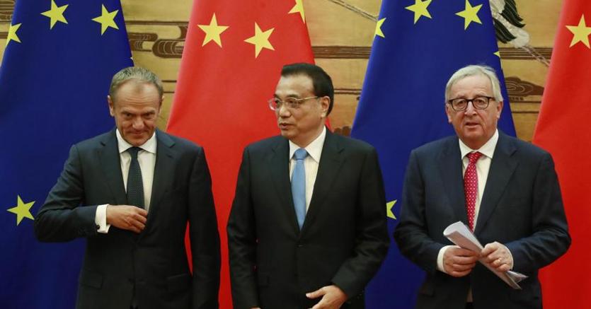 Il premier cinese Li tra Tusk (a sinistra) e Juncker al vertice Cina-Ue in corso a Pechino (Epa)