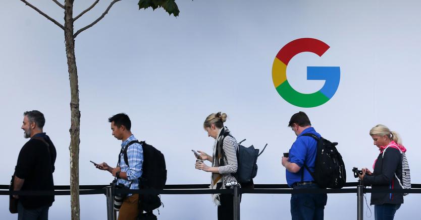 Persone in fila per assistere a un evento di Google al SFJAZZ Center di San Francisco (AFP)
