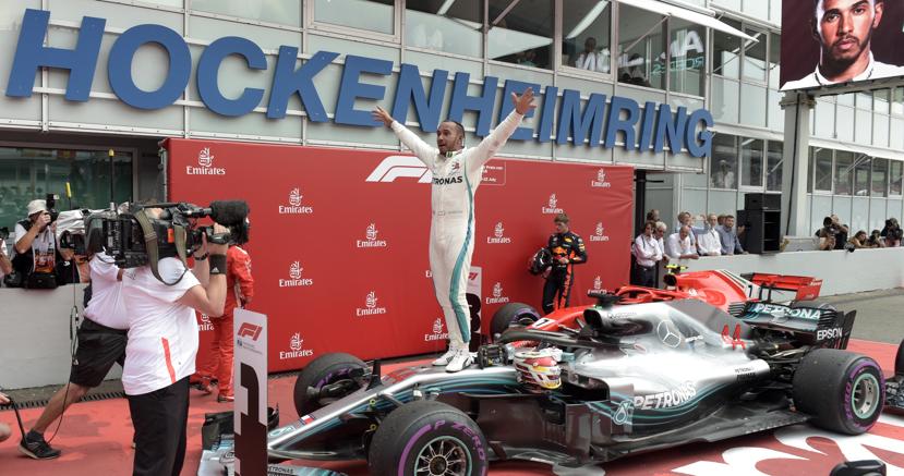 Lewis Hamilton festeggia la vittoria nel Gran premio di Germania a Hockenheim (Ap)