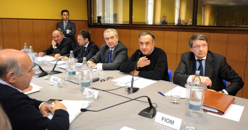 Sergio Marchionne al tavolo con i sindacati metalmeccanici nel 2010 (Ansa)