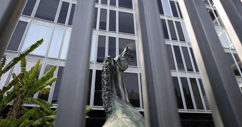 La sede Rai di viale Mazzini con il Cavallo Morente di Francesco Messina , Roma,. ANSA/Riccardo Antimiani