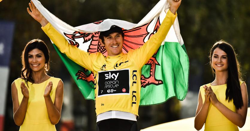 Il gallese Geraint Thomas, del team Sky, festeggia la vittoria al Tour de France 2018 - / AFP PHOTO / Marco BERTORELLO