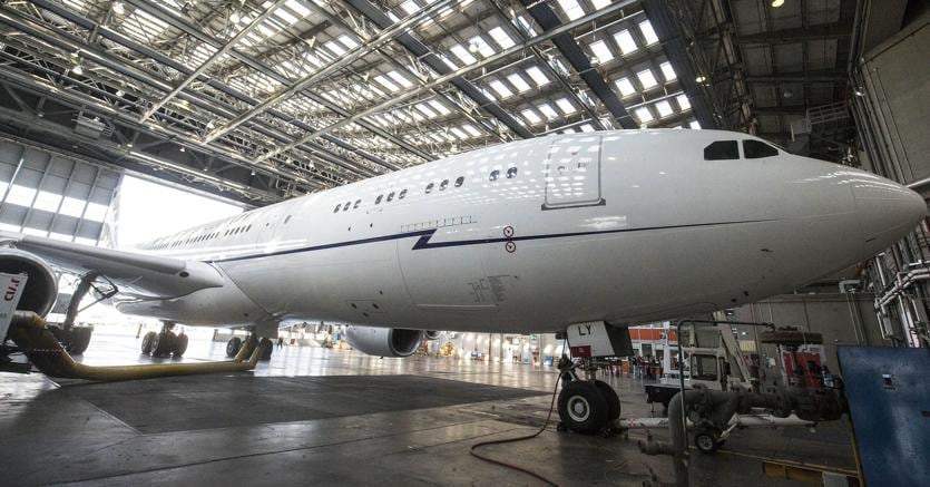 L’aereo di Stato il cui contratto di leasing era stato firmato dal Governo Renzi, nell’hangar di Fiumicino