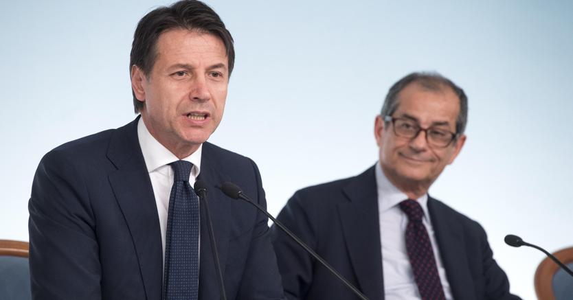 Il presidente del Consiglio, Giuseppe Conte, e il ministro dell’Economia e Finanze, Giovanni Tria. (Ansa)