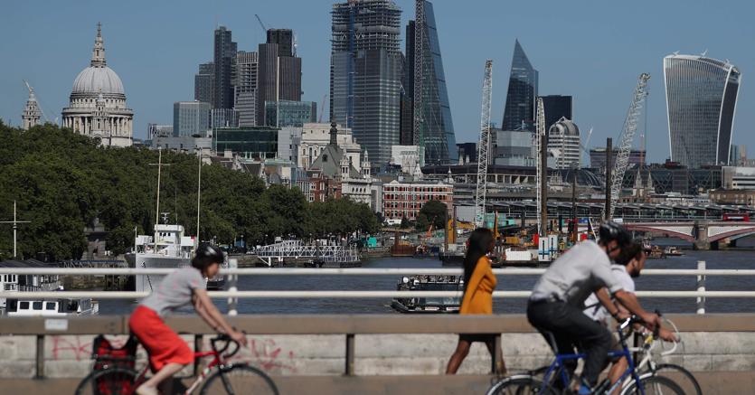 La City di Londra vista dal ponte di Waterloo (Afp)