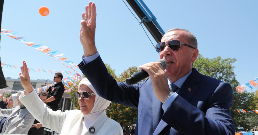 Il presidente turco Rec Tayyp Erdogan con la moglie Emine (Afp)