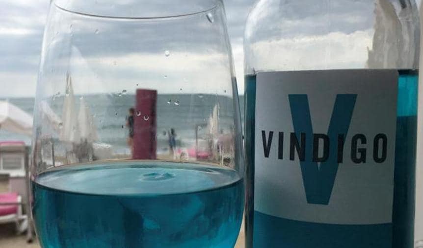 Un bicchiere del vino blu Vindigo in un ristorante a Séte (Francia) REUTERS/Antony Paone