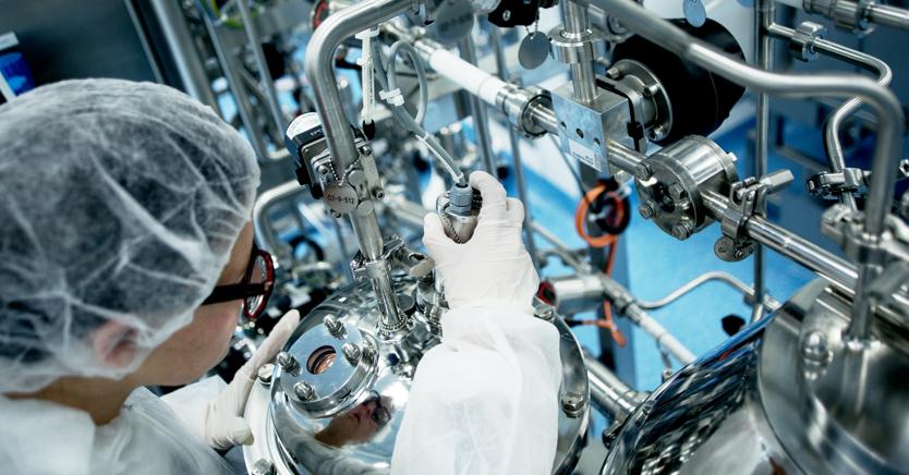 Il fermentatore upstream nella linea di produzione dell’Oxervate nello stabilimento Dompé all’Aquila