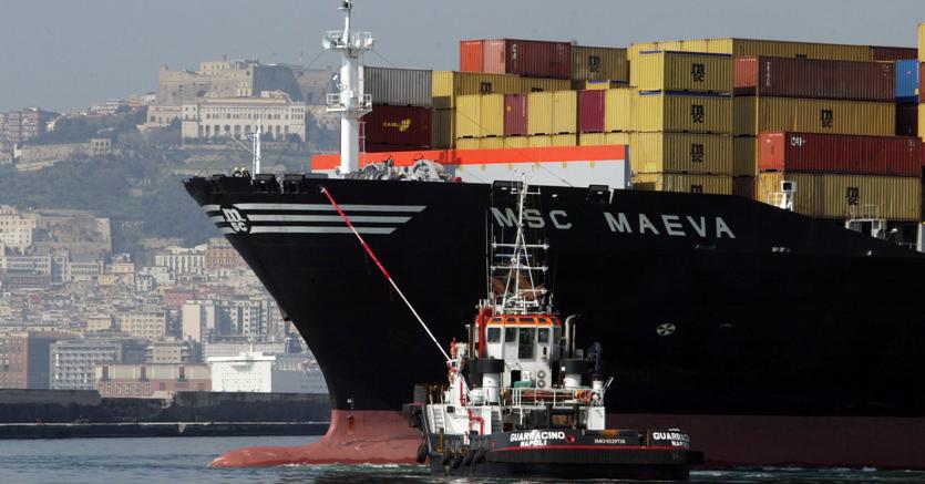 Il porto di Napoli. (ANSA/Cesare Abbate)