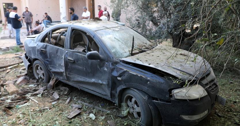 Un’auto danneggiata durante gli scontri tribali a Tripoli (Reuters)
