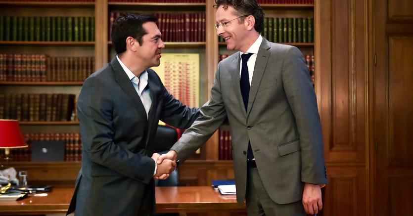 Il premier greco Alexis Tsipras (a sinistra), con l’ex presidente dell’Eurogruppo Jeroen Dijsselbloem (Afp)