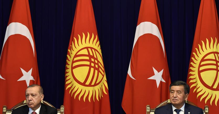 Da sinistra, il presidente turco Erdogan con quello del Kirghizitan Jeenbekov (Afp)