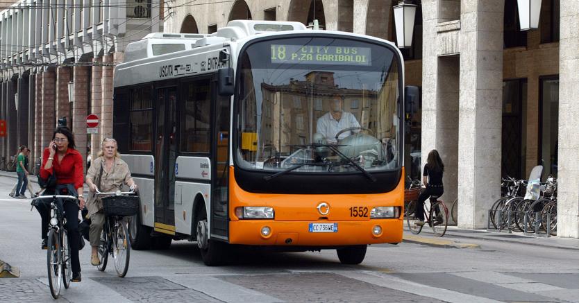 Un autobus elettrico in circolazione per le vie di Parma (Agf)