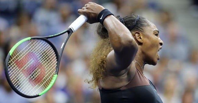 Serena Williams con la sua racchetta Wilson (Afp) 