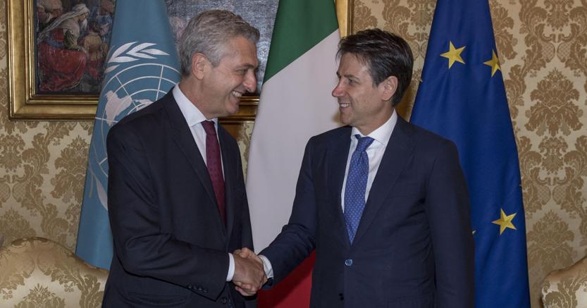 L’Alto commissariato Onu per i rifugiati Filippo Grandi ha incontrato a Roma il premier Giuseppe Conte e il ministro dell’Interno Matteo Salvini (nella foto Epa la stretta di mano a Palazzo Chigi)