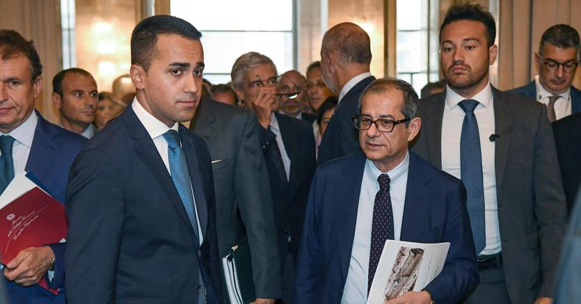 Il vicepremier Luigi Di Maio ha smentito che i Cinque Stelle abbiano esercitato delle pressioni sul responsabile dell’Economia Giovanni Tria in vista della legge di Bilancio (foto Ansa)
