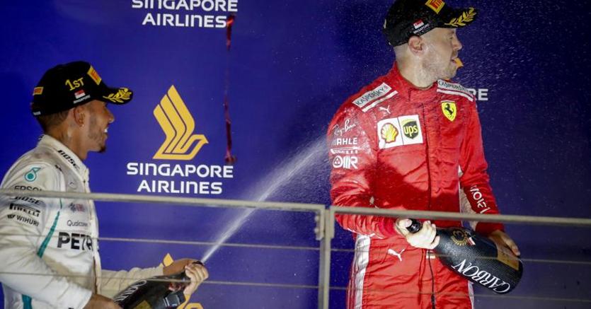 F1, Hamilton festeggia davanti a Vettel la vittoria a Singapore che ipoteca il Mondiale (Epa)