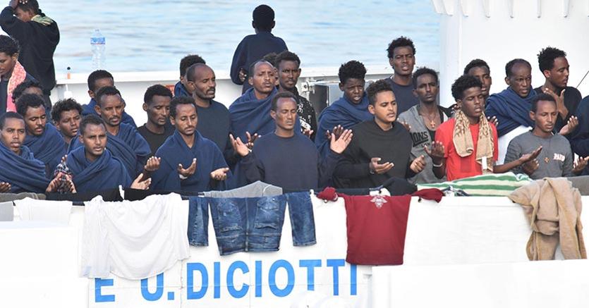 Uno studio dell’Ispi ha quantificato il risparmio che scaturisce dal calo degli sbarchi (nella foto Ansa i migranti  che erano a bordo della nave Diciotti) 