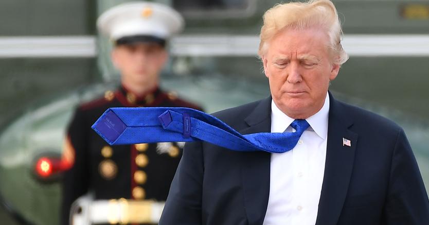 Donald Trump mentre si imbarca sull’Air Force One