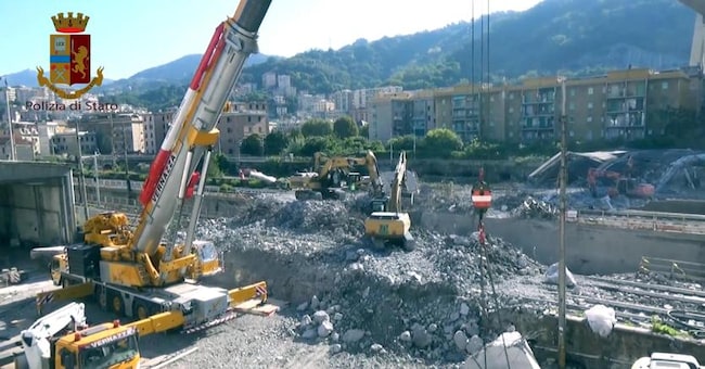 Lavori sulle macerie del Ponte Morandi (Ansa)