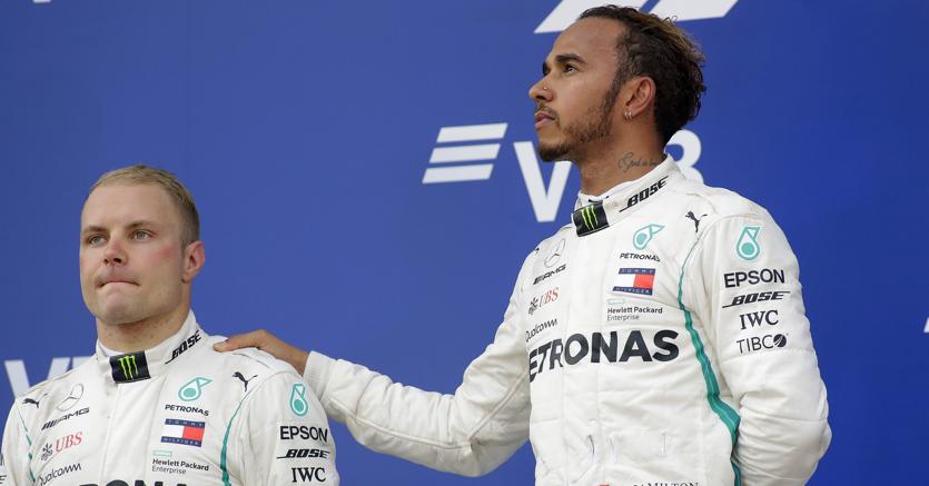 Valtteri Bottas e Lewis Hamilton sul podio al termine del Gran premio di Russia a Sochi (Epa)